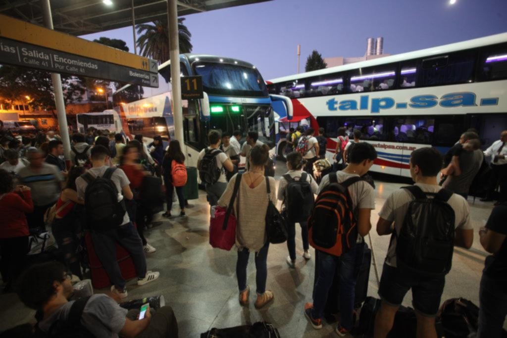 Arrancó el éxodo en la Ciudad: intenso movimiento por el fin de semana largo