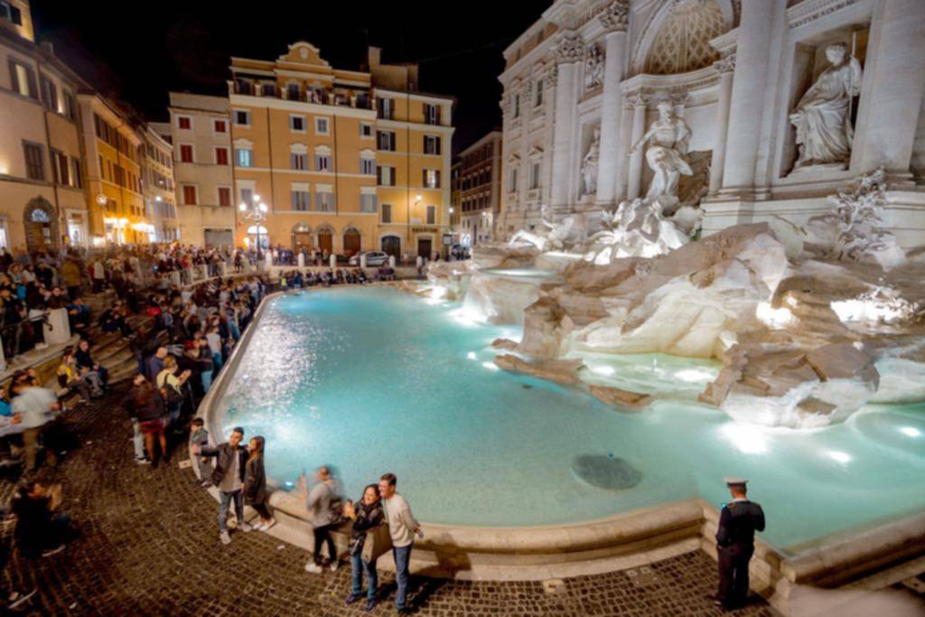 Polémica y disputa por las monedas que dejan los turistas en la Fontana de Trevi