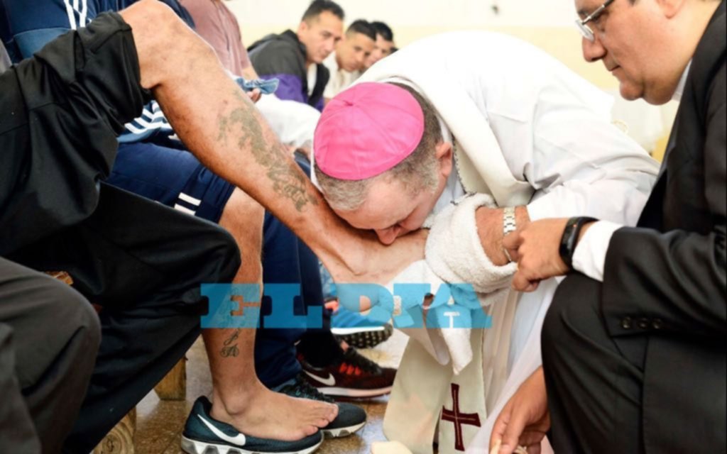 Monseñor Baissi lavó los pies de internos de la Unidad 1 en Olmos