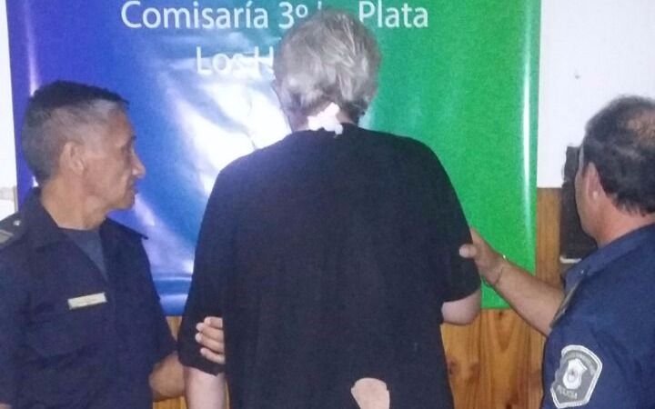 Horror en Los Hornos: asesinó a su madre a machetazos, hirió al padre y quedó detenido