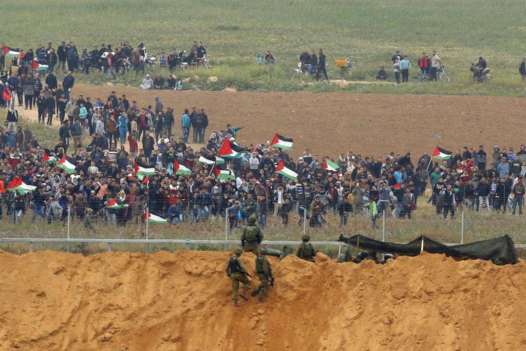 Al menos 16 muertos y 2.000 heridos por choques de palestinos con tropas israelíes