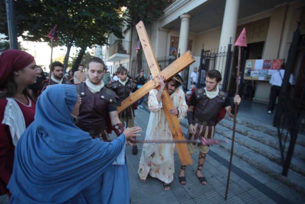 Los fieles católicos se movilizaron por los Vía Crucis y ahora esperan la Pascua