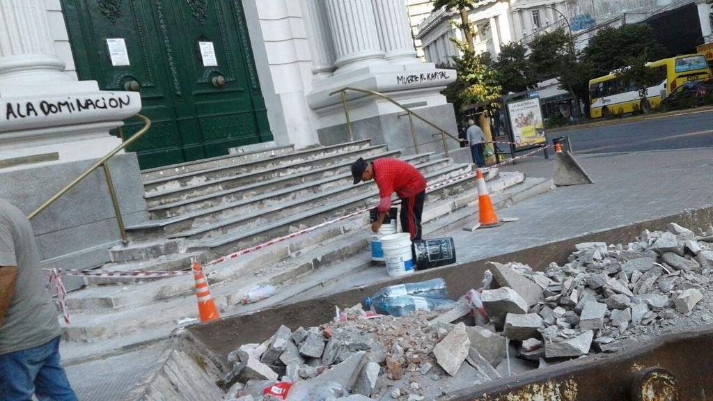 Cuestionan una obra en las escalinatas del Banco Nación