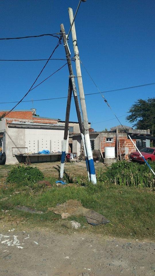Queja por un poste inclinado en 3 y 512