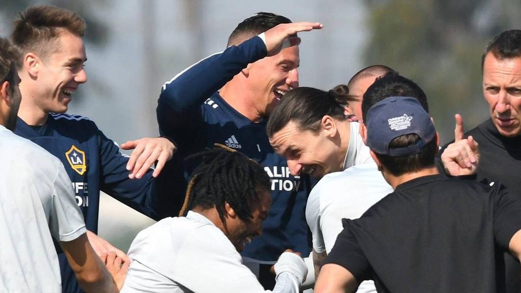 Ibrahimovic entrenó y debutaría en Los Angeles Galaxy