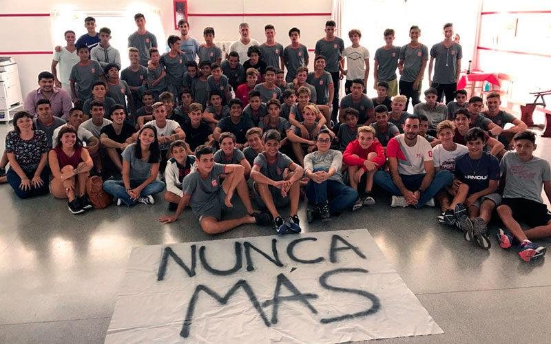 Estudiantes locales que honraron la memoria en una jornada de reflexión