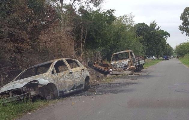 Denuncian cementerio de autos en Hernández