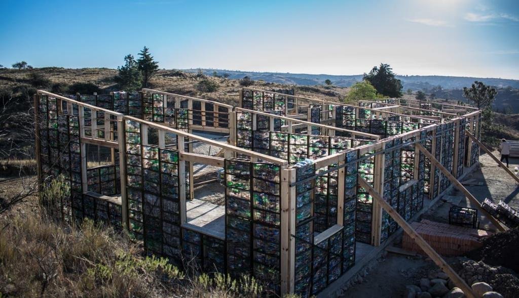 Casas de botellas, el emprendimiento que persigue fines sociales y ecológicos