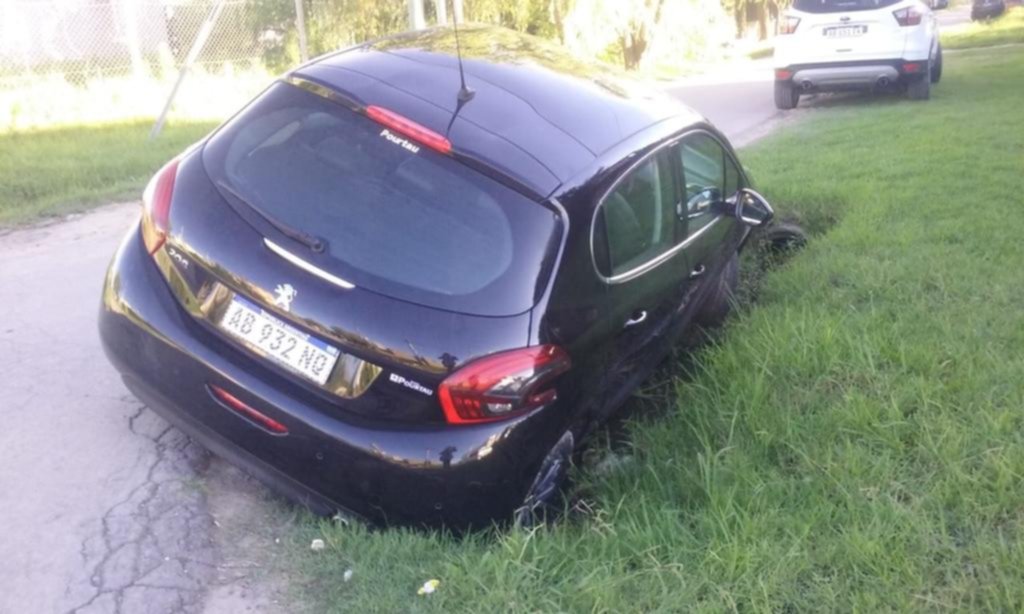 Volvió a encajarse un auto en Villa Castells