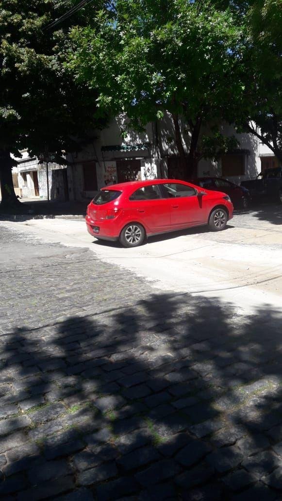 Un cuneta “rompeautos” en la esquina de 65 y 9