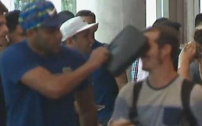 Wanchope Ábila reaccionó ante la cargada de un hincha de River