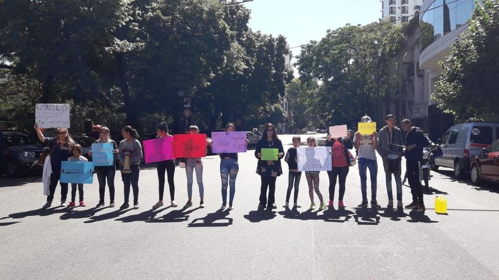 Con carteles y corte de tránsito, pidieron “justicia” por el abuso de una menor