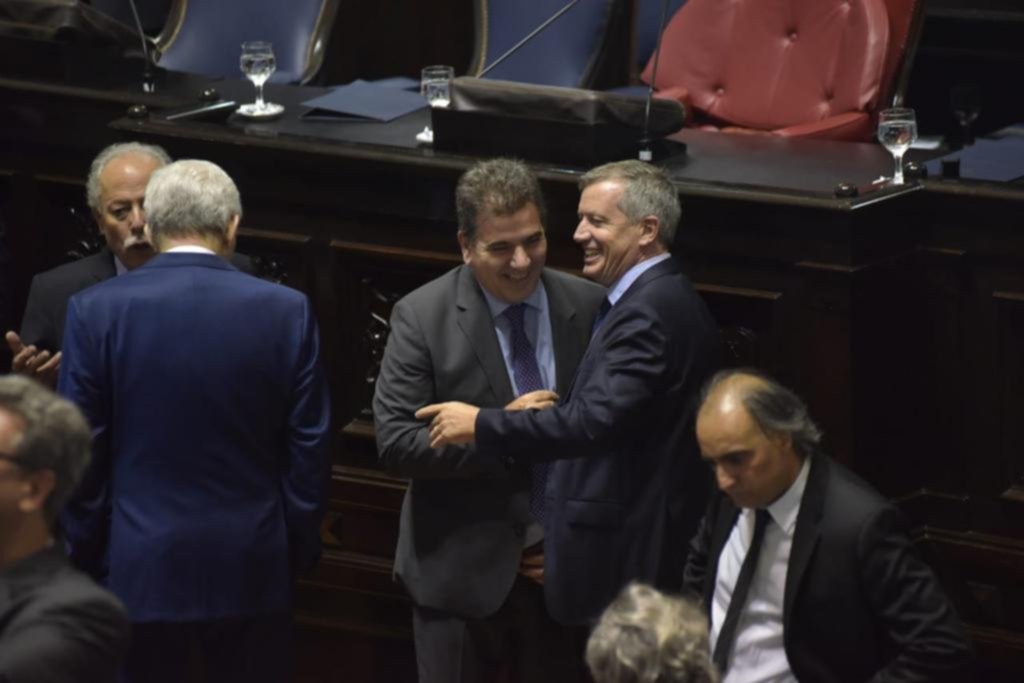 Monzó, gesto adusto en el Congreso y sonrisas y abrazos en la Legislatura