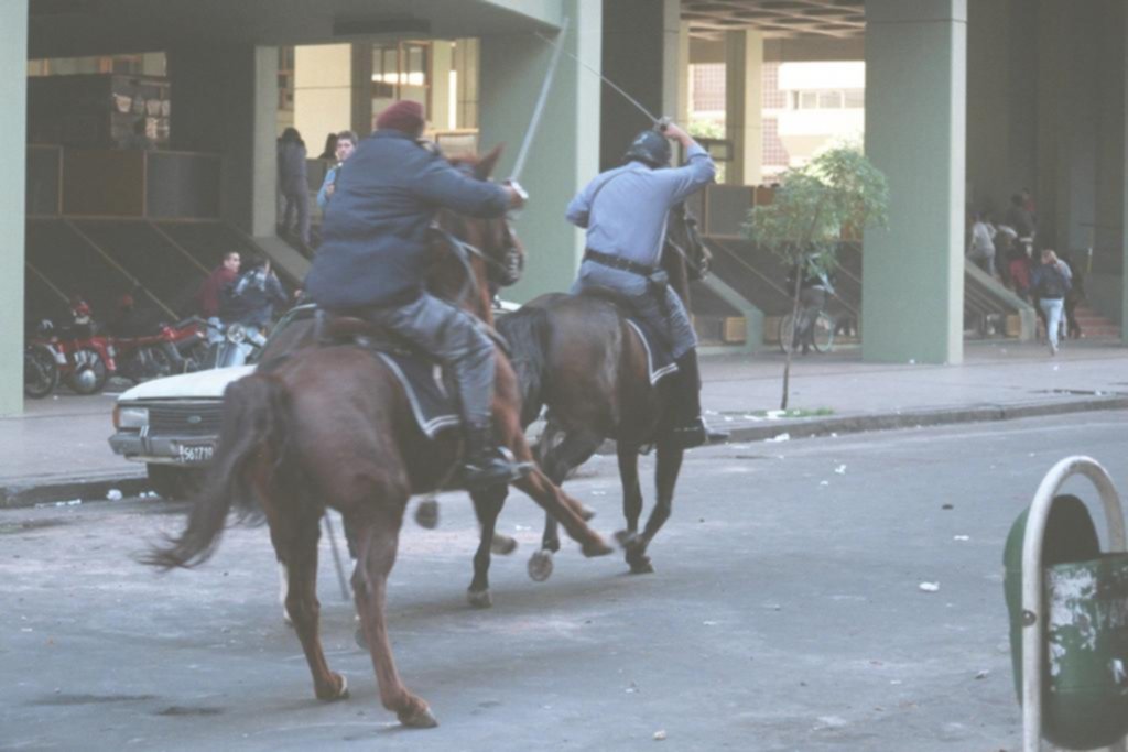 Hace casi 22 años: el día que la Bonaerense entró con los caballos en los edificios de la UNLP