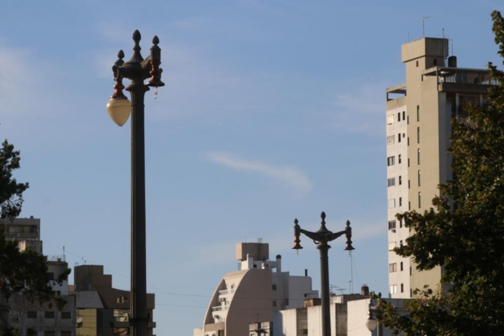 Muy lejos de su esplendor, las farolas de la Plaza Moreno todavía piden auxilio