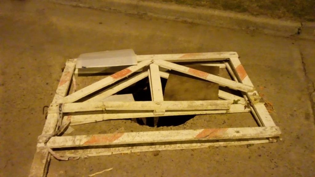 Dos pozos enormes en una esquina de Ensenada