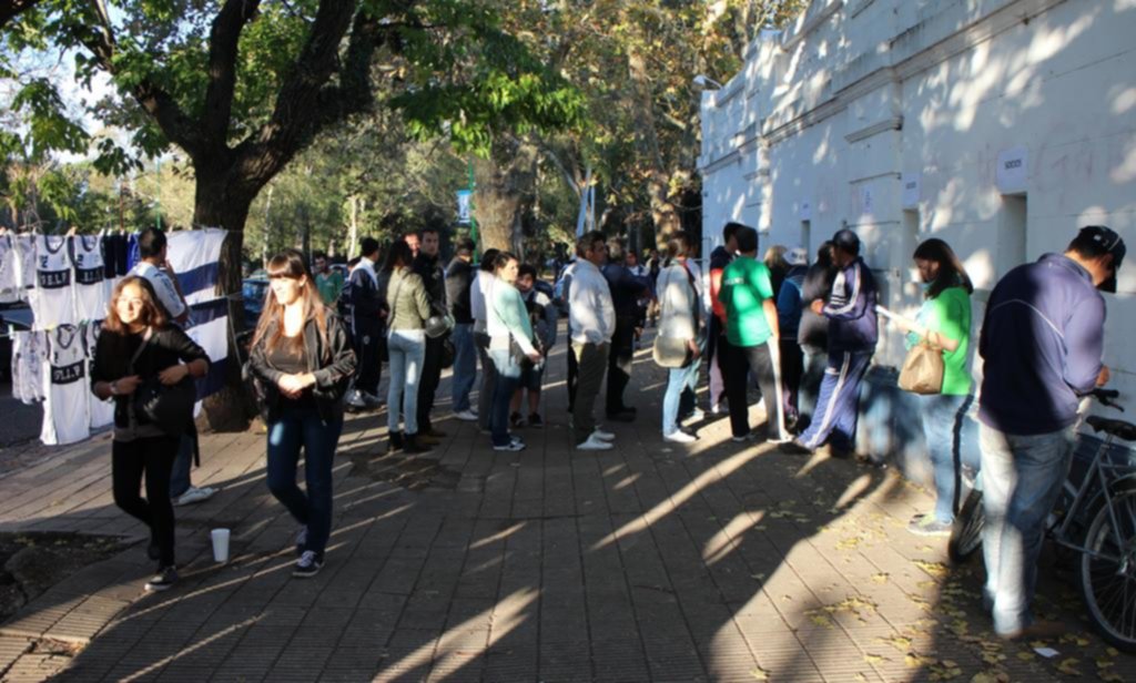 Los hinchas albiazules, esperan por las entradas