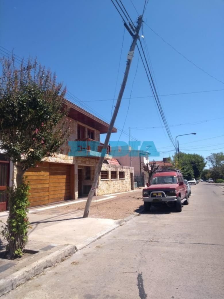 Un poste inclinado desde la tormenta y con riesgo de venirse abajo en 27 entre 40 y 41
