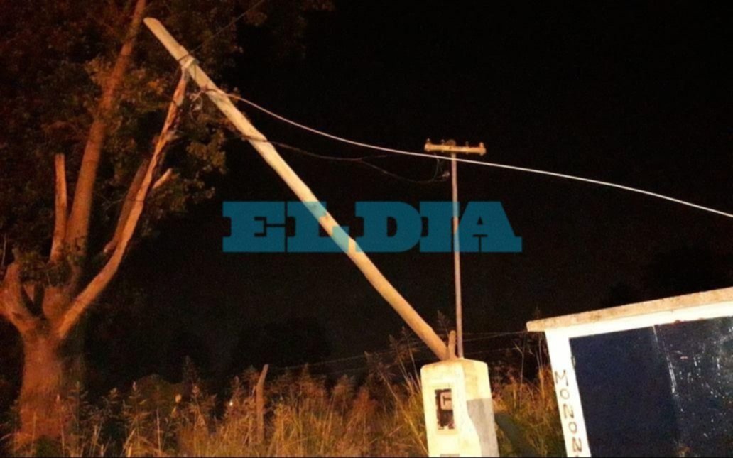 Un poste a punto de caer preocupa a los vecinos de 70 y 131