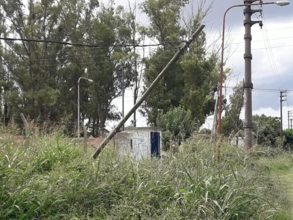 Otro poste que está a punto de venirse a pique
