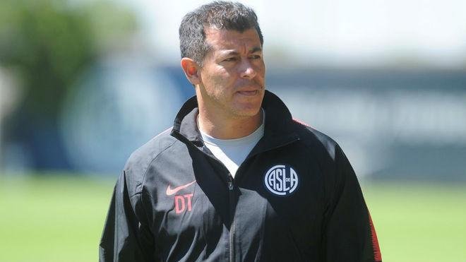 Almirón, otro técnico que está en la cuerda floja