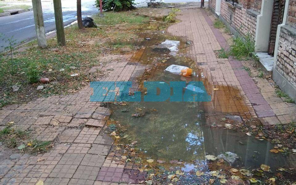 Denuncian "cloaca a cielo abierto" en 40 y 116