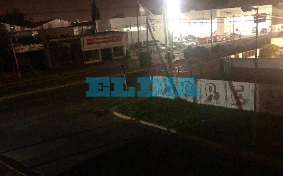 Luminarias sin funcionar hace tres días en zona de avenida 44