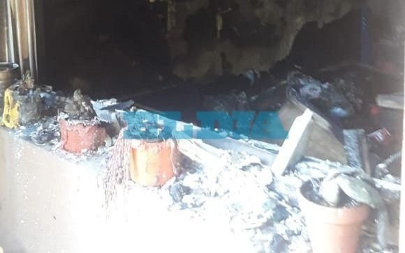 Una mujer denuncia que su ex la golpeó a ella y su hijo y le incendió el departamento