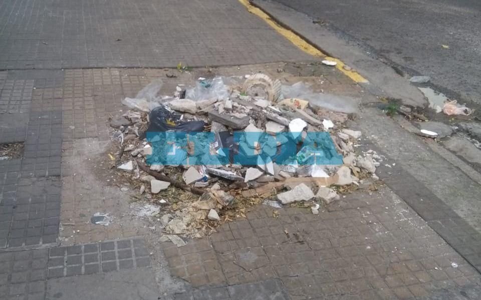 Inconvenientes por basura acumulada en 55 entre 7 y 8
