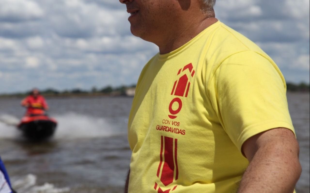 Guardavidas rescataron a tres kayakistas