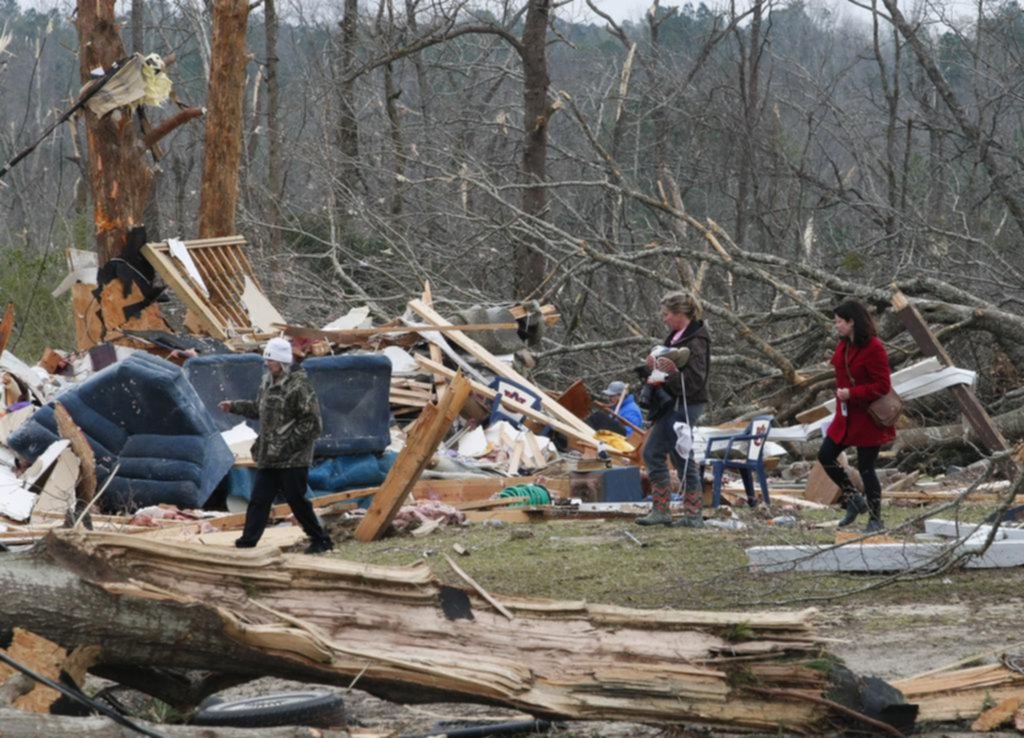 Buscan sobrevivientes tras tornados en Alabama que dejaron al menos 23 muertos