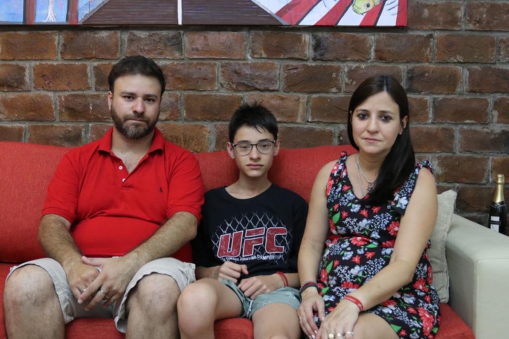Las peripecias de una familia platense para que puedan operar a su hijo de un raro mal