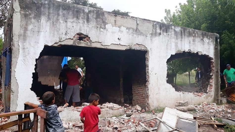 Tensión en Cañuelas: vecinos de Bianca salieron a la calle y destruyeron la casa del horror