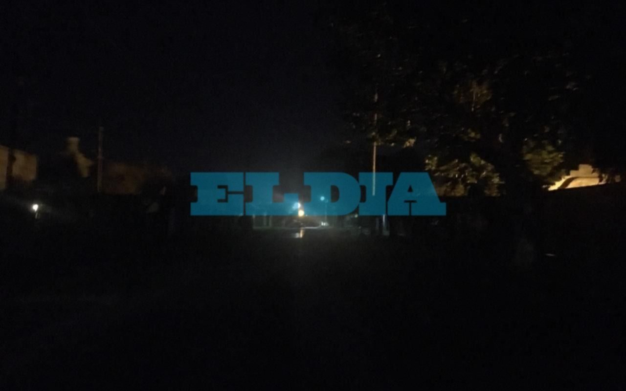 Luminarias sin funcionar en 528 entre 118 y 119