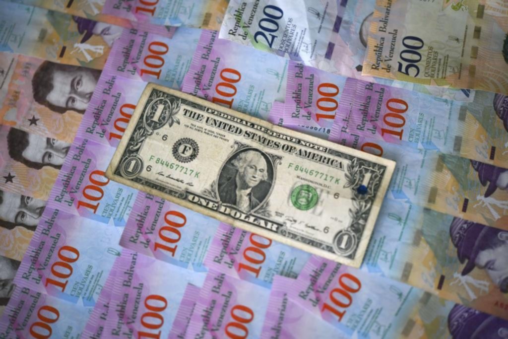“Por abajo de la mesa”, el dólar compra casi todo en Venezuela