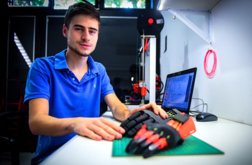 El chico que fabrica prótesis de manos en 3D y las regala a quien las necesite