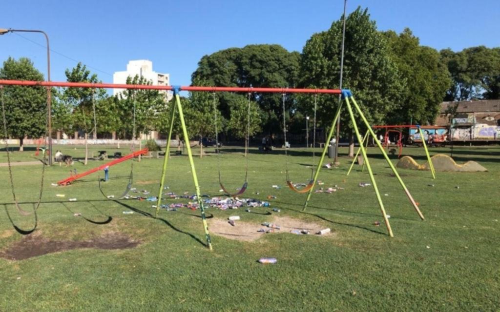 Basura en el parque del barrio Meridiano V