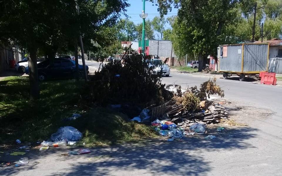 Más de diez días de acumulación de basura en 137 y 521