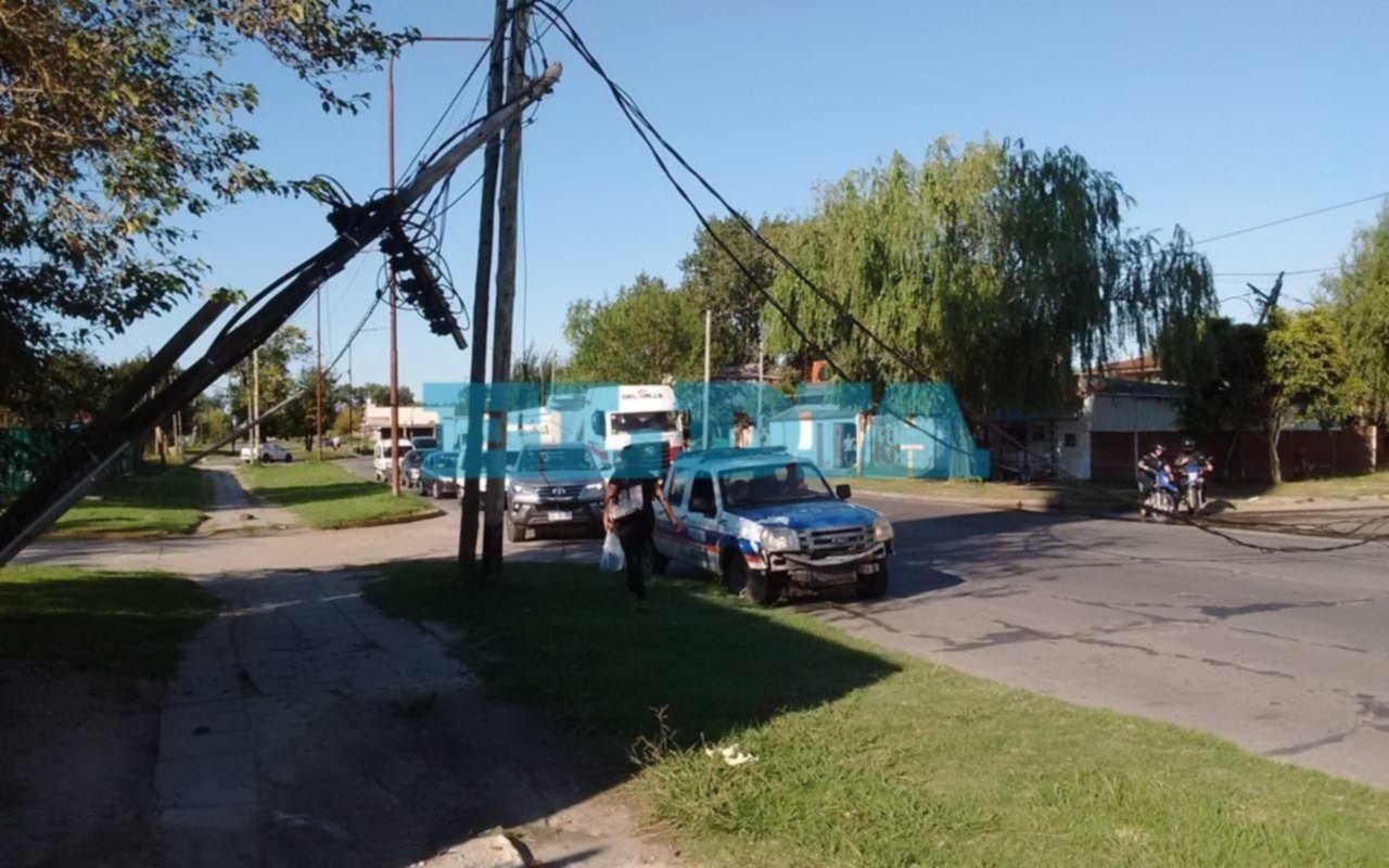 Un camión dejó sin luz a amplia zona de la 520 al derrumbar un poste