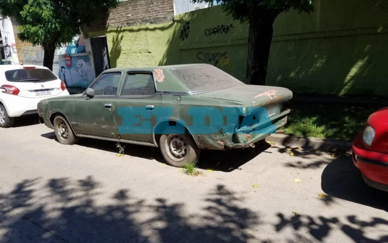 Piden que retiren un auto abandonado en 472 (ex 13) entre 14 a y 14b