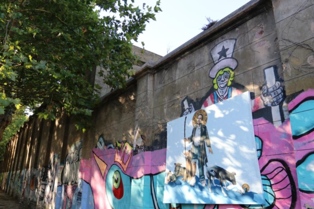 Una galería de arte a cielo abierto con obras para “el que se las quiera llevar”