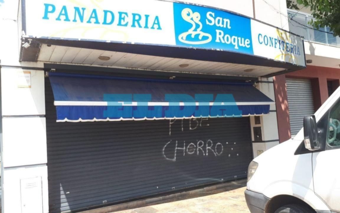 A los golpes despertaron a una familia en Abasto: robaron dinero y toda la electrónica
