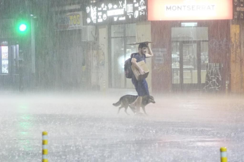 Tras un día sofocante, un diluvio puso a todos en guardia