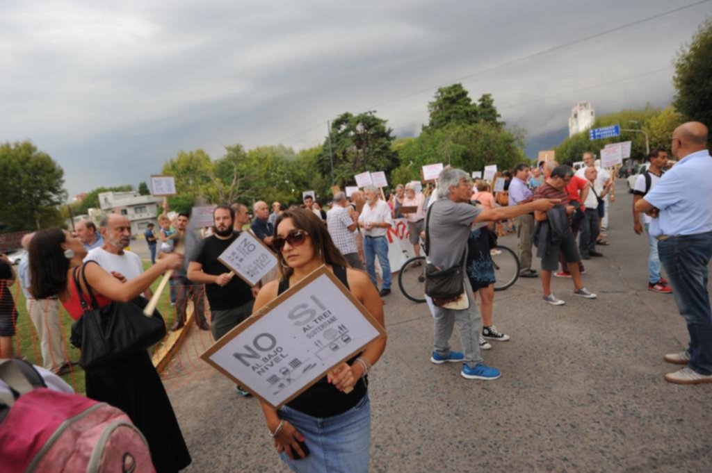 Otra movida para decirle “no” a la construcción del paso bajo a nivel en 1 y 32