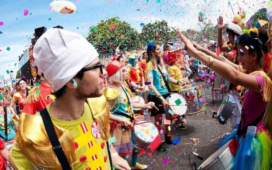 Carnaval a pura música, comparsas, alegría y espuma