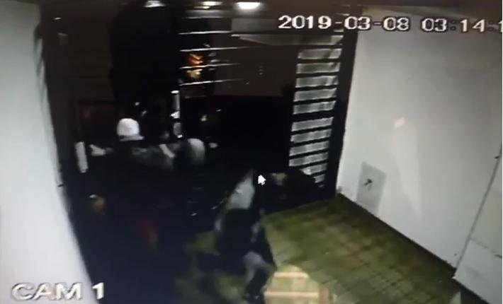 Terror en un edificio por un intento de golpe “piraña” que frustraron los perros