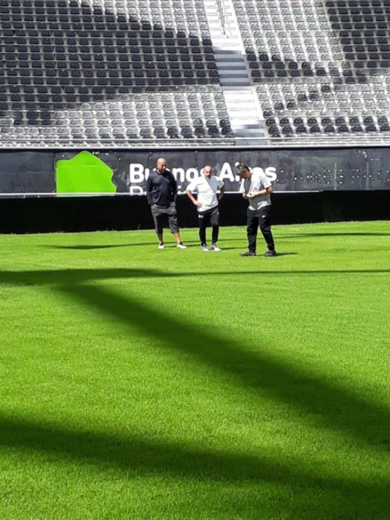 El Indio recorrió el campo de juego del Ciudad de La Plata