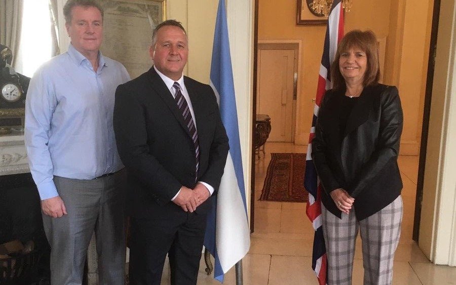 De visita Londres, Bullrich se reunió con un experto en reducción de femicidios
