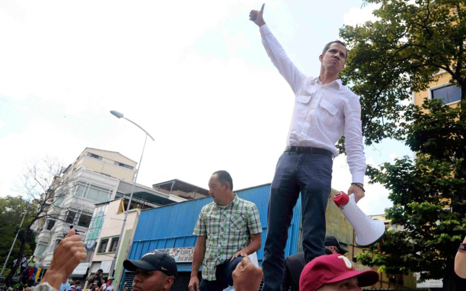 Guaidó convocó a una gran movilización hacia Caracas para pedir la salida de Maduro