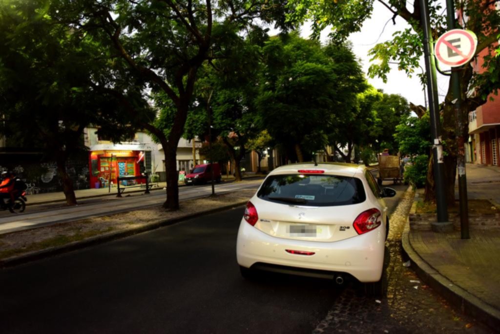 Prohíben estacionar sobre la diagonal 73 entre las plazas Moreno y Azcuénaga